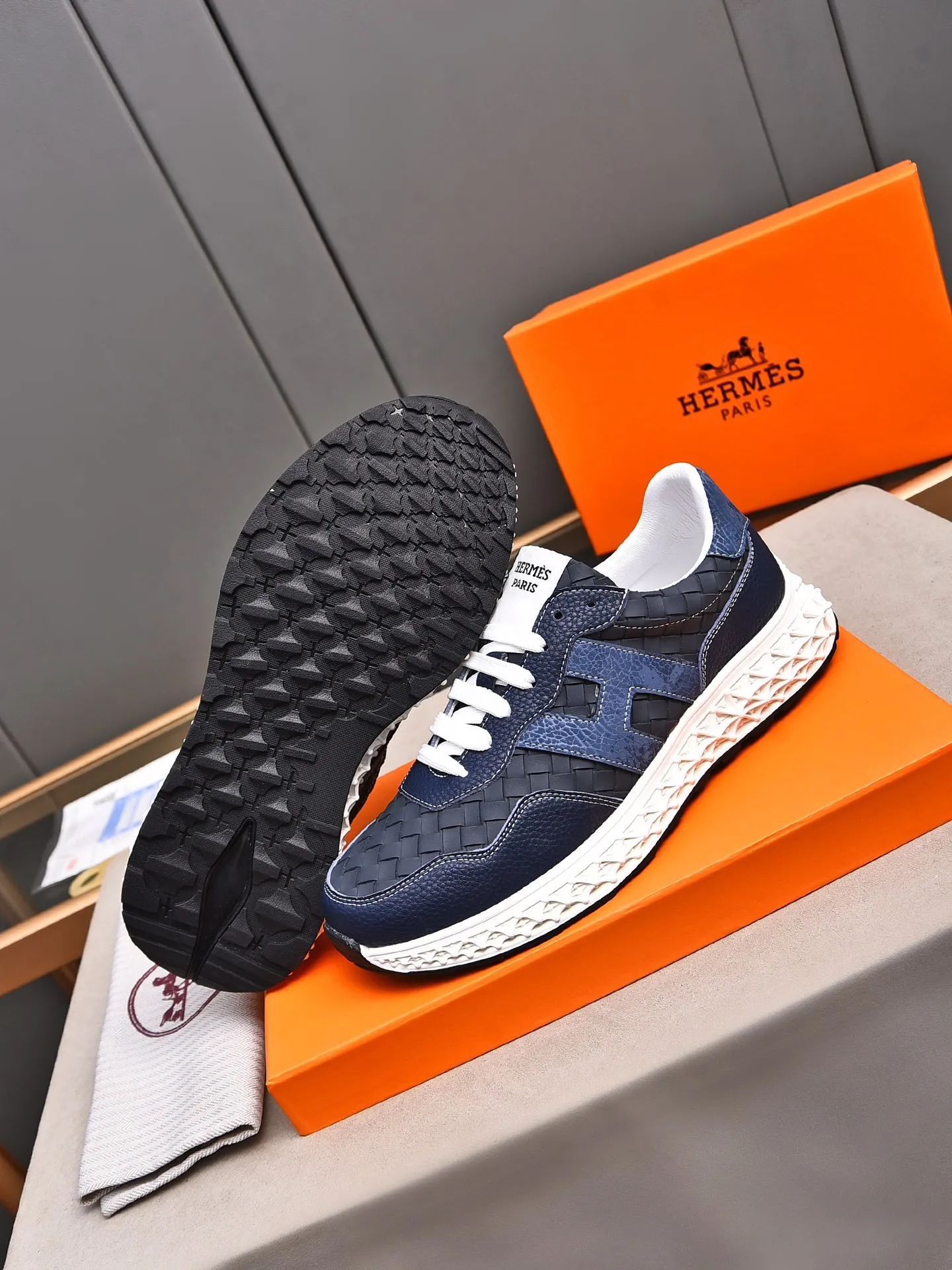 📛📛📛Men's Shoes💰P420 (Hermes)🆕Men's color-blocked sneakers, decorated with textured calfskin details. Spliced ​​with original cowhide, this shoe draws inspiration from the equestrian world, integrating technical details and practical functions. Breathable mesh, original combination outsole, high-end quality, every detail is perfectly combined! Size: 38-44 (45 can be customized)